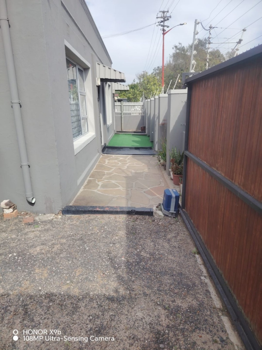 5 Bedroom Property for Sale in Wynberg Upper Western Cape